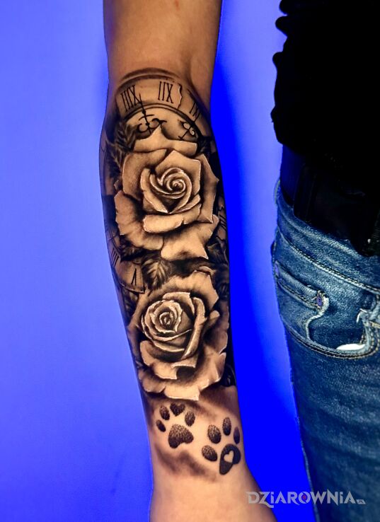 Tatuaż  na przedramieniu róży zegar i lapki w motywie czarno-szare i stylu minimalistyczne na ramieniu