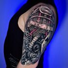 Biomechaniczny tatuaż na ramieniu