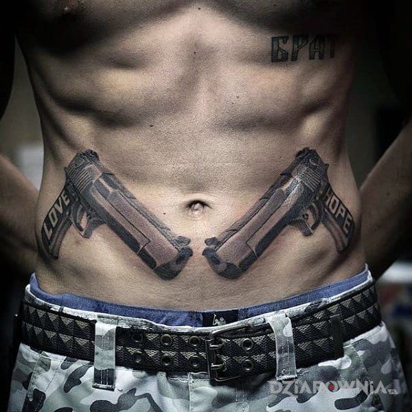 Tatuaż love  hope w motywie napisy i stylu realistyczne na brzuchu