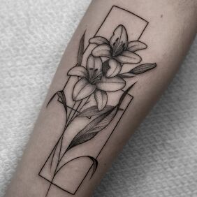 Tatuaż Delikatny kwiat na ręce motyw: kwiaty styl: kontury / linework