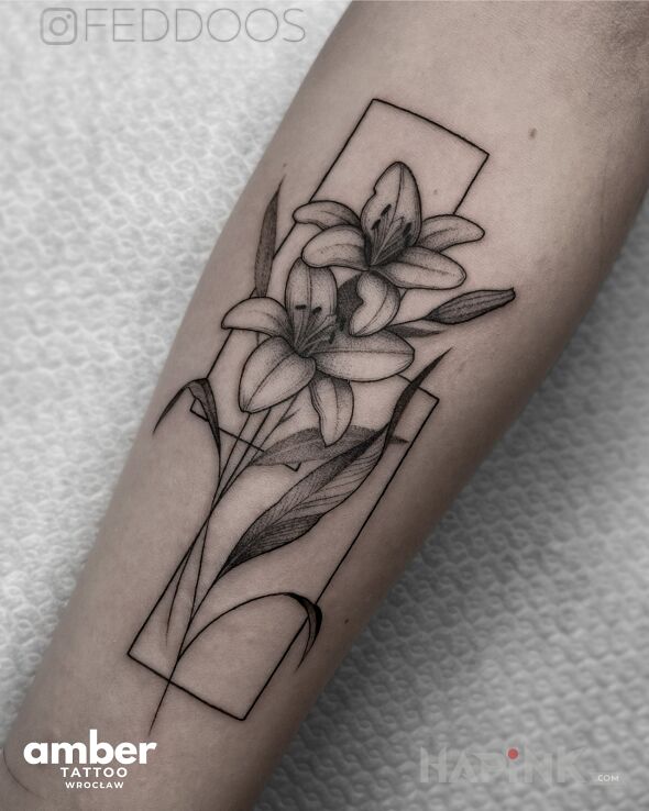 Tattoo Delikatny kwiat in black and gray motif and contour / linework style on the forearm