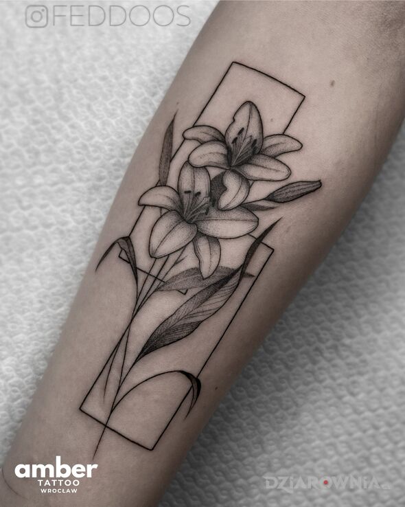 Tatuaż delikatny kwiat w motywie kwiaty i stylu kontury / linework na ręce