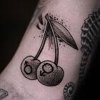 Wiśniowy mini tatuaż