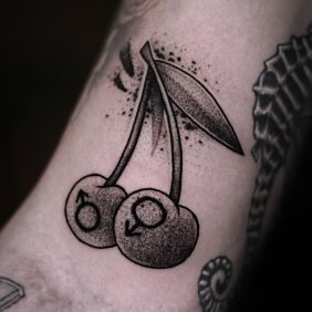 Tatuaż Wiśniowy mini tatuaż na ręce motyw: czarno-szare styl: dotwork