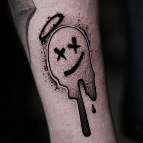 Tattoo Graffiti emoticon on the upper arm style: graffiti