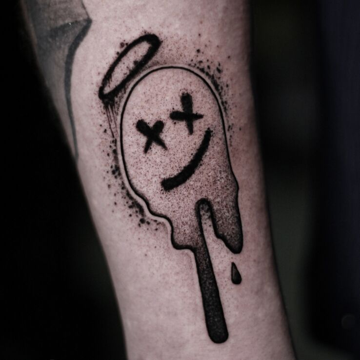 Tattoo Graffiti emoticon in graphic / illustrative style on the upper arm