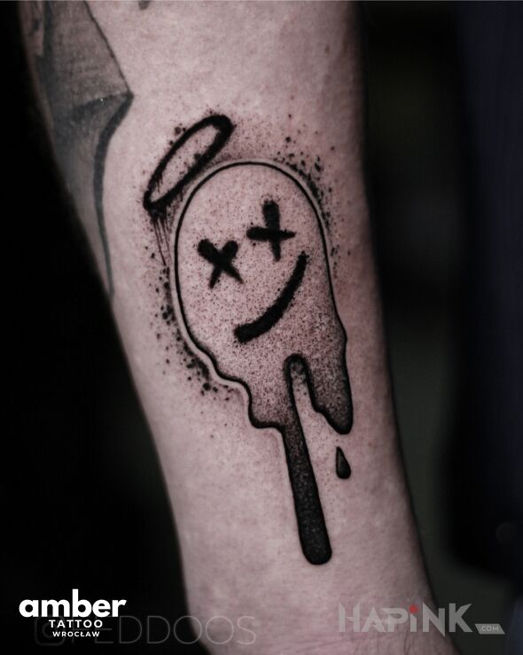 Tattoo Emotikon graffiti in małe motif and dotwork style on the upper arm