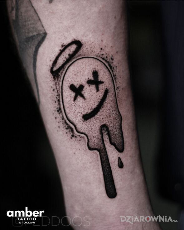 Tatuaż emotikon graffiti w motywie anatomiczne i stylu graffiti na bicepsie