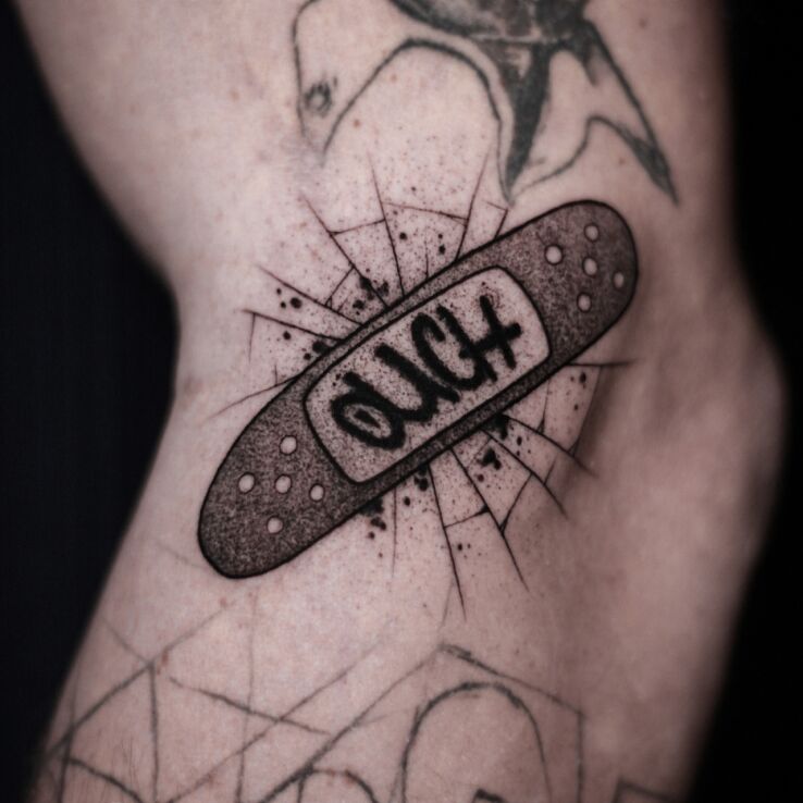 Tattoo Mini graffiti patch tattoo in black and gray motif and graffiti style on the leg