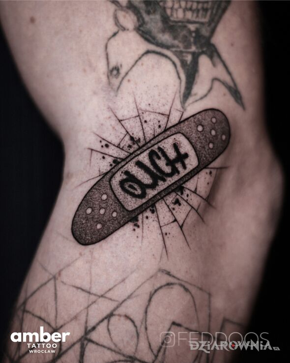 Tatuaż łatka mini tatuaż z graffiti w motywie napisy i stylu dotwork na nodze