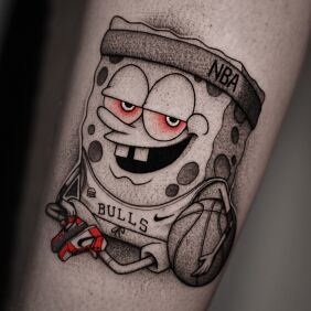 Tatuaż SpongeBob z piłką do koszykówki na przedramieniu motyw: Sport styl: dotwork