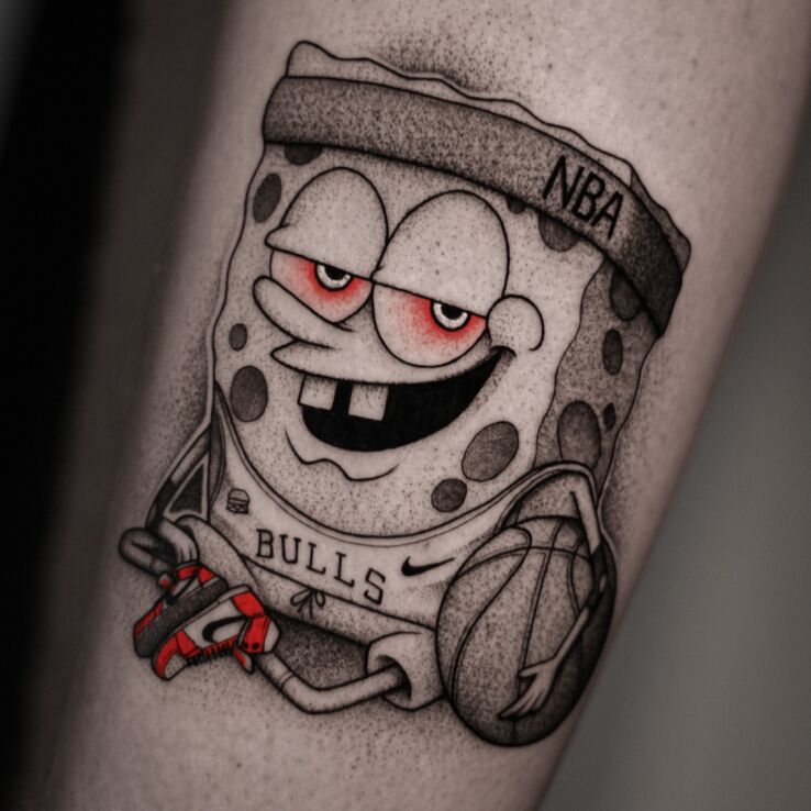Tatuaż SpongeBob z piłką do koszykówki w motywie kolorowe i stylu kreskówkowe / komiksowe na przedramieniu