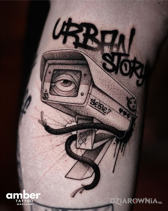 Tatuaż kamera monitorująca z graffiti w motywie anatomiczne i stylu graffiti na łydce