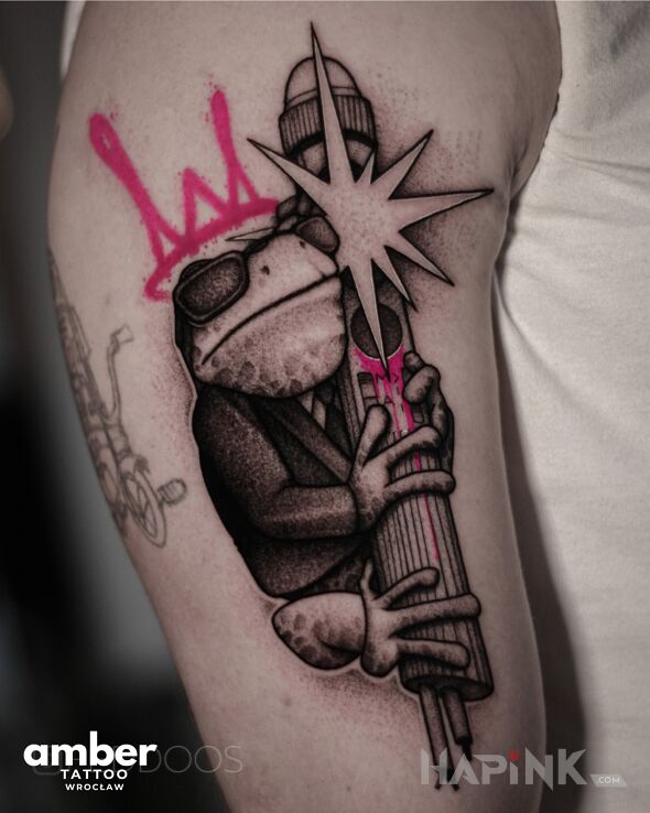 Tattoo Żaba na obrazie z filmu „Faceci w czerni” in black and gray motif and graphic / illustrative style on the upper arm