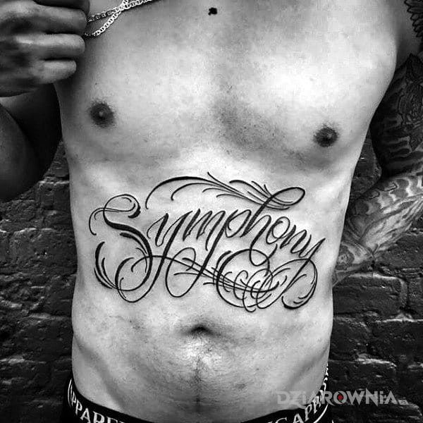 Tatuaż symphony w motywie napisy na brzuchu