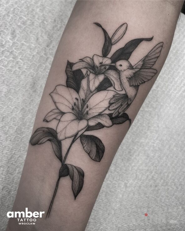 Tattoo Delikatny kwiatek z kolibrem in flowers motif and graphic / illustrative style On the arm
