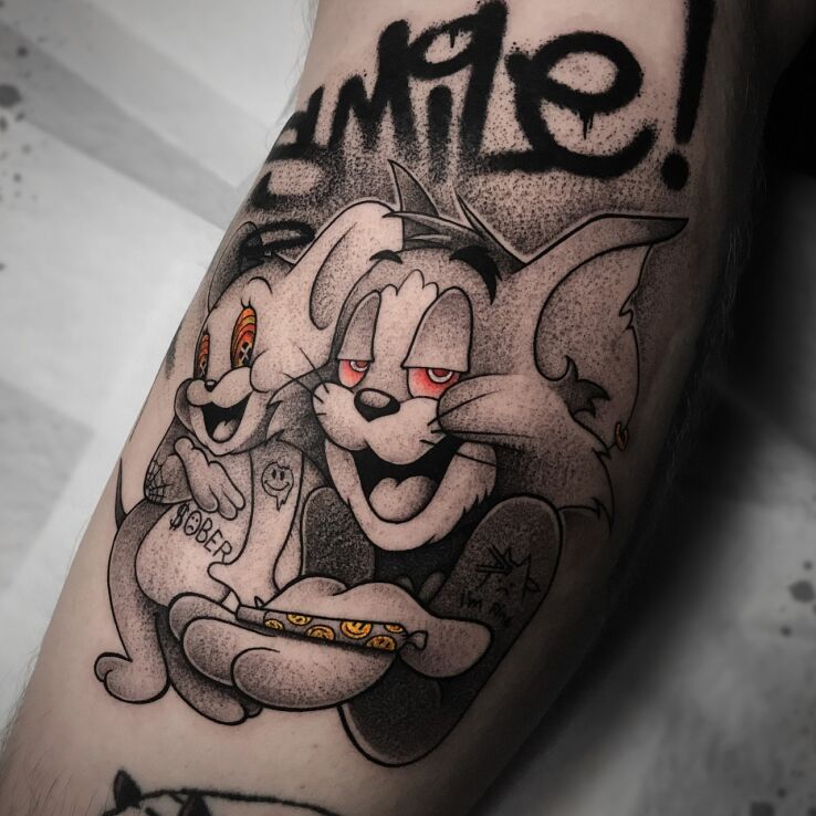 Tatuaż Tom i Jerry z jointem w motywie napisy i stylu dotwork na ręce