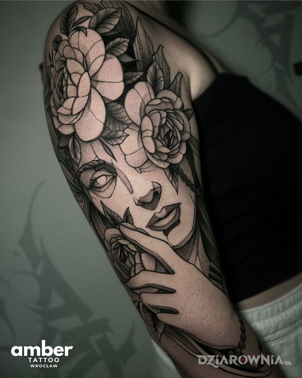 Tatuaż twarz w kwiatach w motywie kwiaty i stylu dotwork na ramieniu