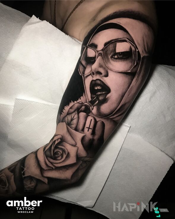 Tattoo Wspaniała dziewczyna z różą in black and gray motif and realistic style on the forearm