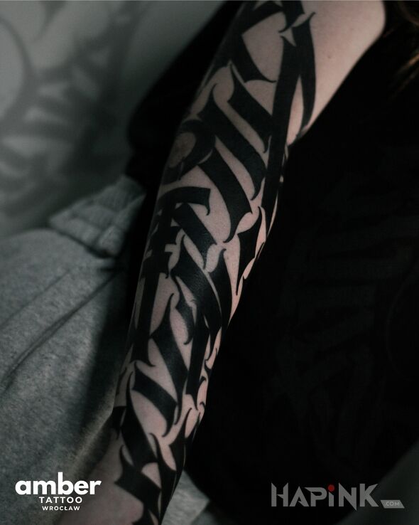 Tattoo Bardzo czarny napis in black and gray motif and calligraphy style on the forearm