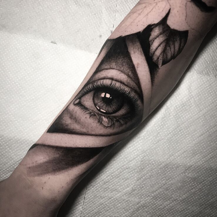 Tattoo Realistic eye in anatomical motif and realistic style On the arm