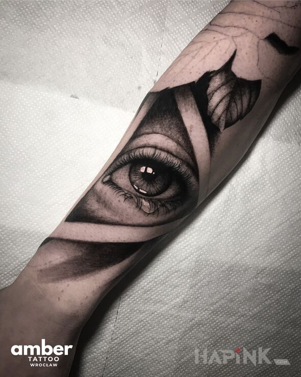 Tattoo Realistyczne oko in black and gray motif and realistic style on the forearm