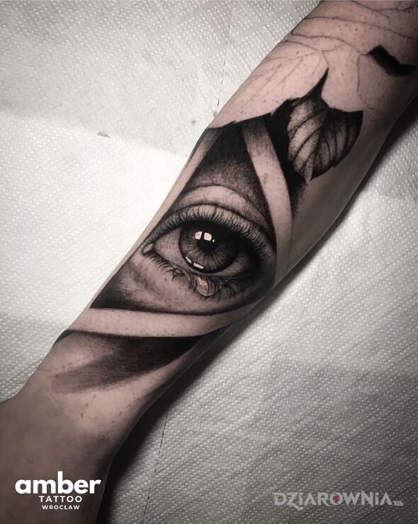 Tatuaż realistyczne oko w motywie twarze i stylu abstrakcyjne na przedramieniu