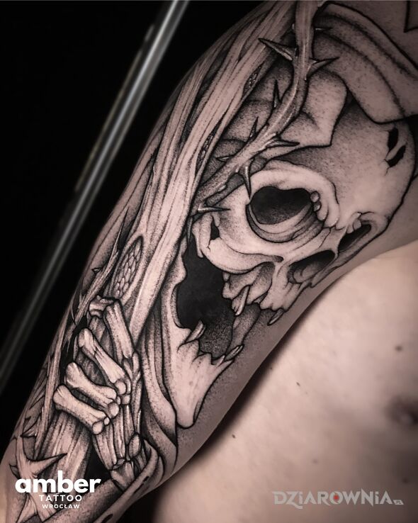 Tatuaż obraz śmierci w motywie czaszki i stylu dotwork na ręce