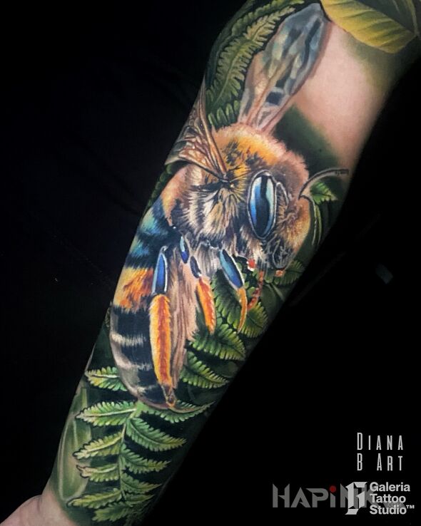Tattoo Pszczółka in 3D motif and realistic style On the arm