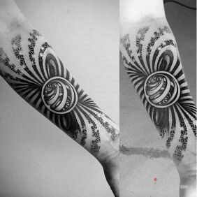 Tattoo 3d design on the forearm motif: 3D