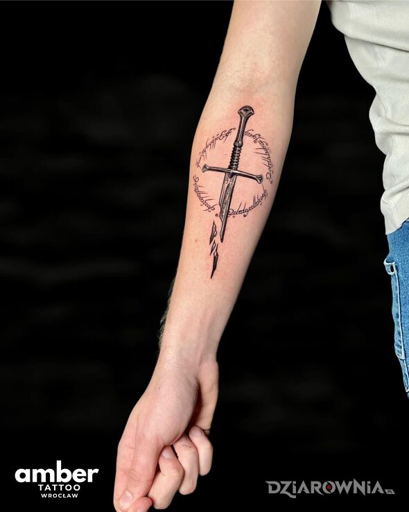 Tatuaż graficzny sztylet w motywie anatomiczne i stylu geometryczne na przedramieniu