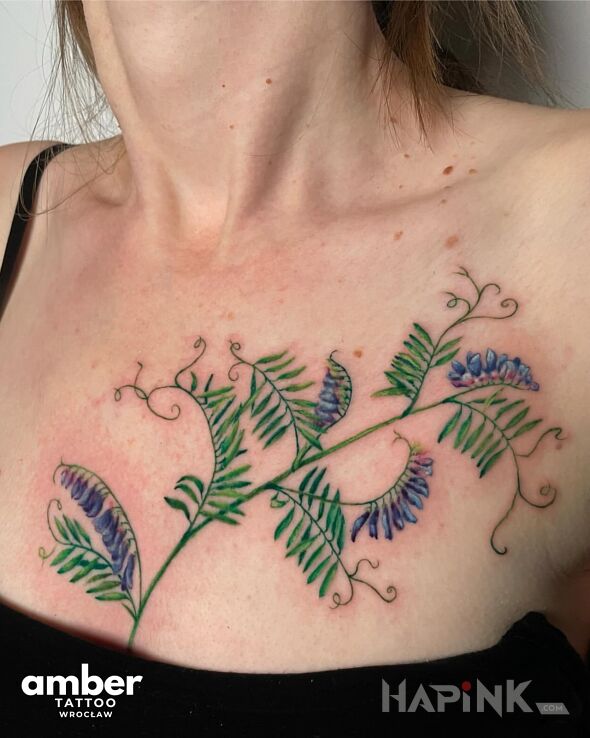 Tattoo Kolorowa flortystyka in floral motif and realistic style on the chest