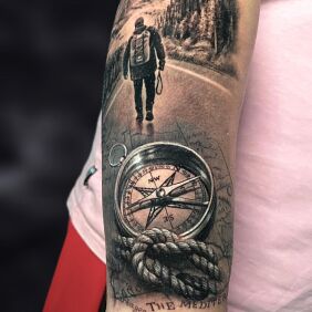 Tatuaż Realistyczny kompas na przedramieniu motyw: czarno-szare styl: realistyczne