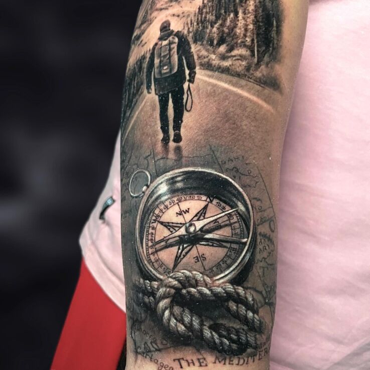Tatuaż Realistyczny kompas w motywie 3D i stylu realistyczne na ręce