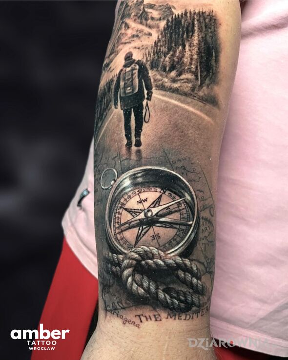Tatuaż realistyczny kompas w motywie czarno-szare i stylu realistyczne na przedramieniu