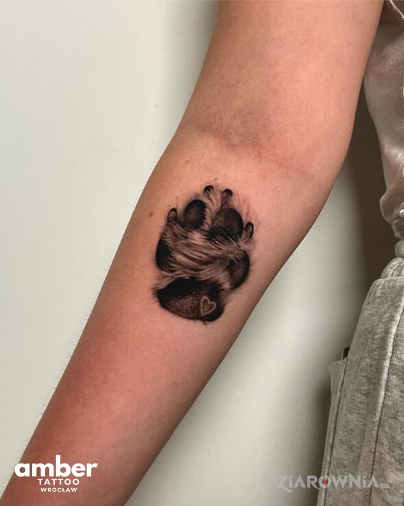 Tatuaż lapa psa w motywie natura i stylu realistyczne na przedramieniu