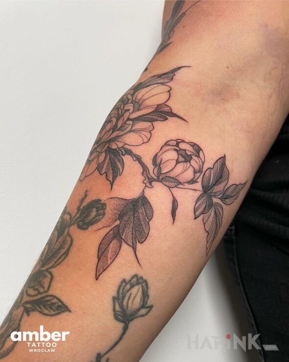 Tattoo Delikatne kwiaty in flowers motif and graphic / illustrative style On the arm