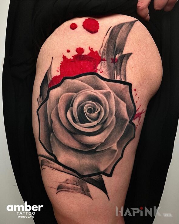 Tattoo Róża z mocnym konturem in flowers motif and realistic style on the leg