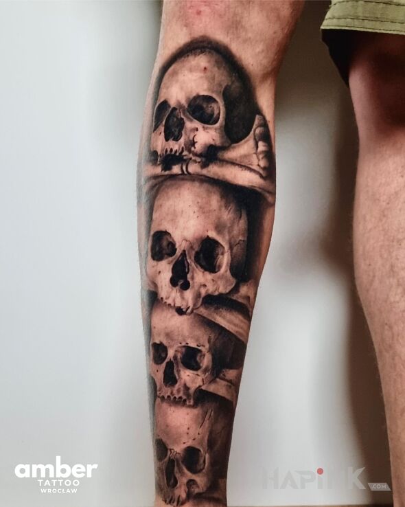 Tattoo Stos czaszek in 3D motif and realistic style on the calf