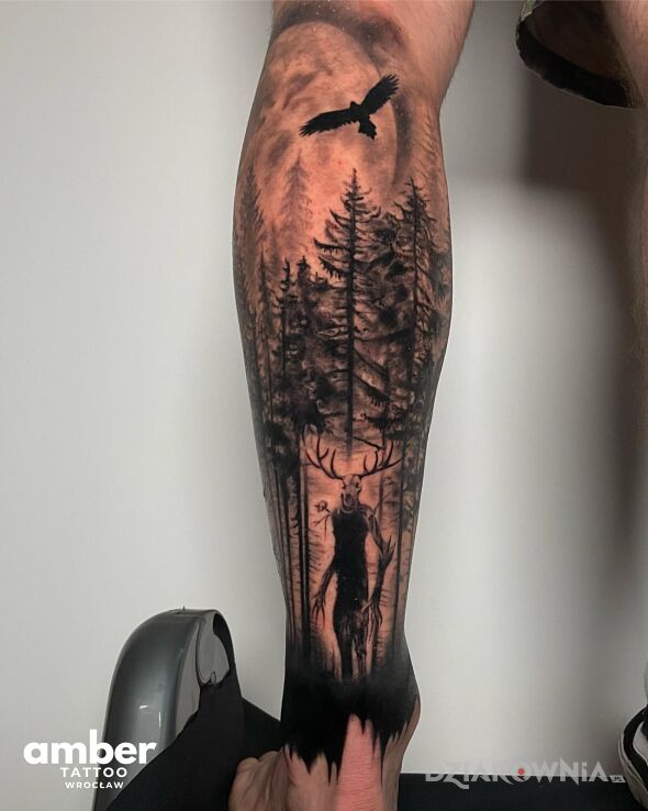 Tatuaż las z mistycznymi stworzeniami w motywie fantasy i stylu realistyczne na łydce