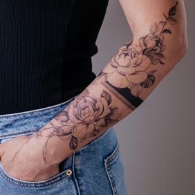 Tatuaż Delikatne kwiaty na ręce motyw: florystyczne styl: realistyczne