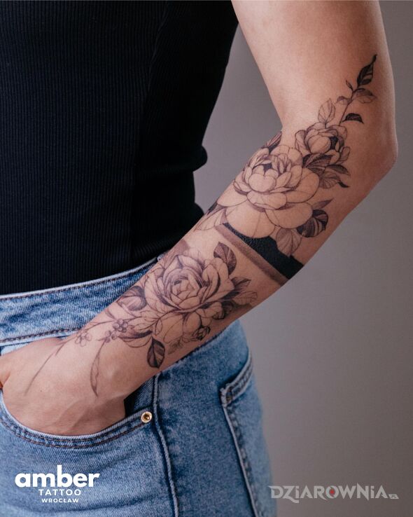 Tatuaż delikatne kwiaty w motywie kwiaty i stylu geometryczne na przedramieniu