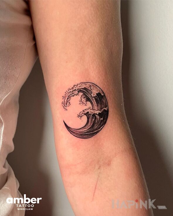 Tattoo Minimalistyczne fale in małe motif and minimalistic style On the arm