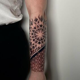 Tatuaż Mandala na przedramieniu motyw: mandale styl: kontury / linework