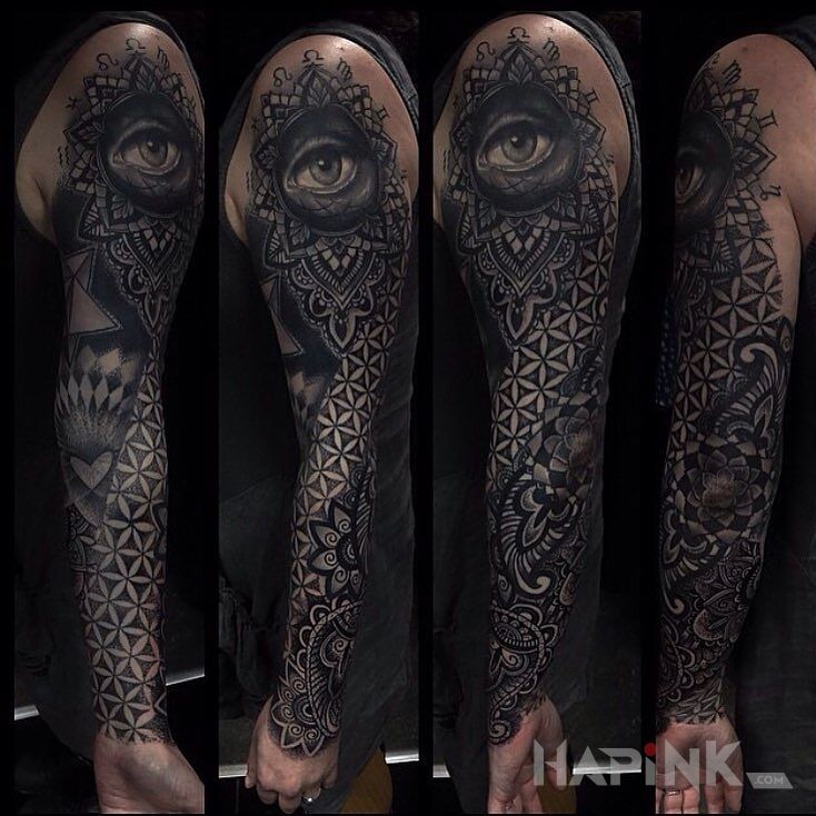 Tattoo Oko skitrane w geometrii in mandalas motif and geometric style on the bicep