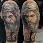 Tatuaż jezus na ramieniu, motyw: twarze, styl: realistyczne