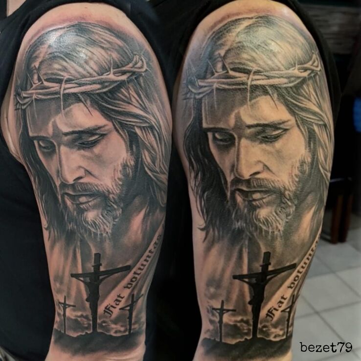 Tatuaż jezus w motywie postacie i stylu realistyczne na barku