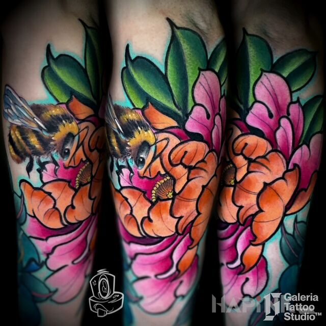 Tattoo Neotradycyjna piwonia i trzmiel in colorful motif and neo-traditional style On the arm