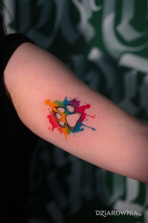 Tatuaż kolorowa łapka w motywie natura i stylu graficzne / ilustracyjne na bicepsie
