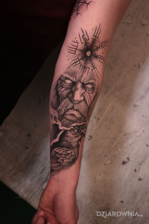 Tatuaż nordycko w motywie czarno-szare i stylu graficzne / ilustracyjne na przedramieniu